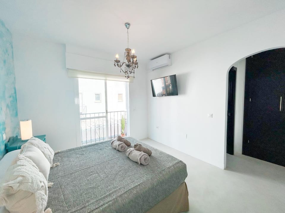 Bed, TV and multimedia, Photo of the whole room, Bedroom, towels, wardrobe, air conditioner