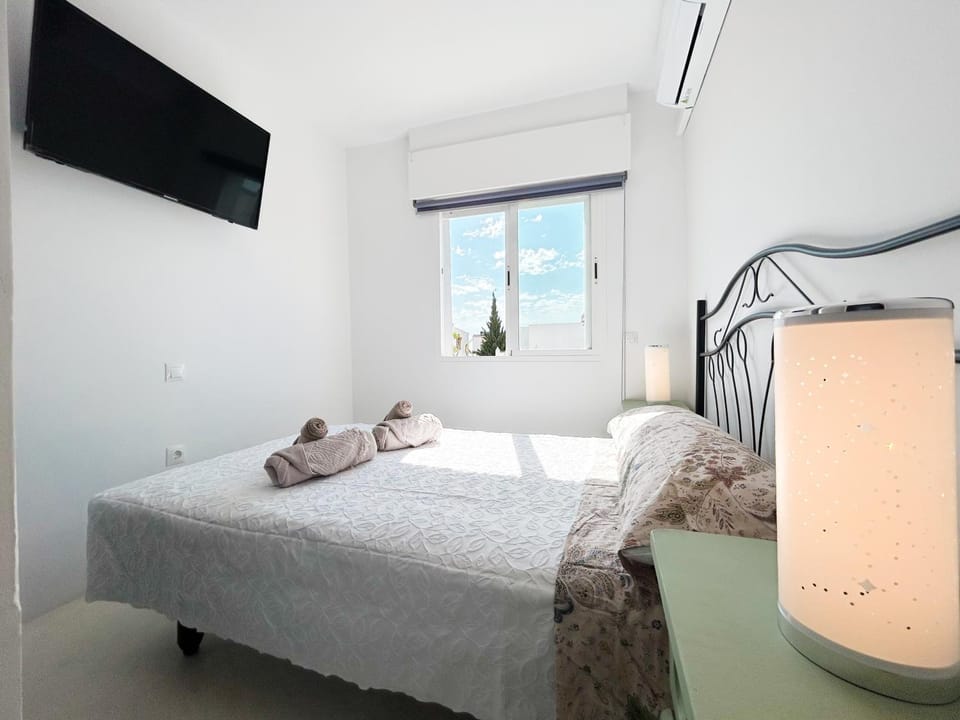 Bed, TV and multimedia, Photo of the whole room, Bedroom, locker, towels, air conditioner