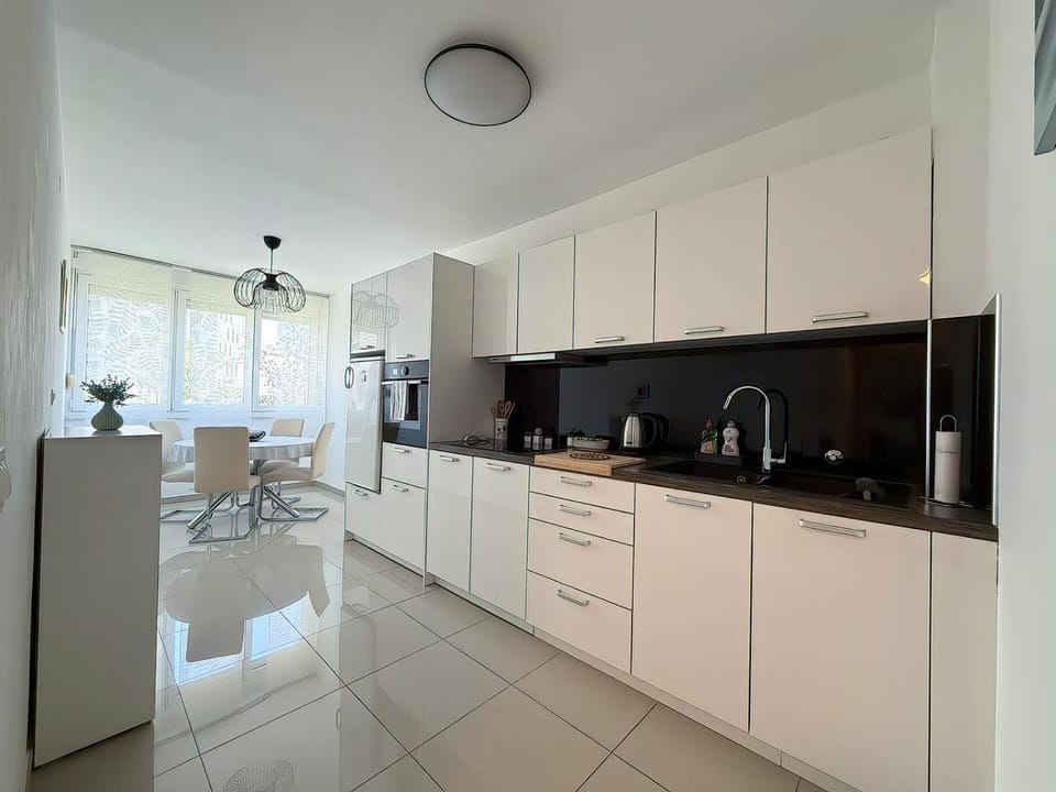 Kitchen or kitchenette, oven, stove