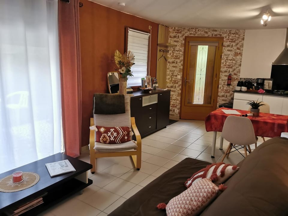 Kitchen or kitchenette, Seating area