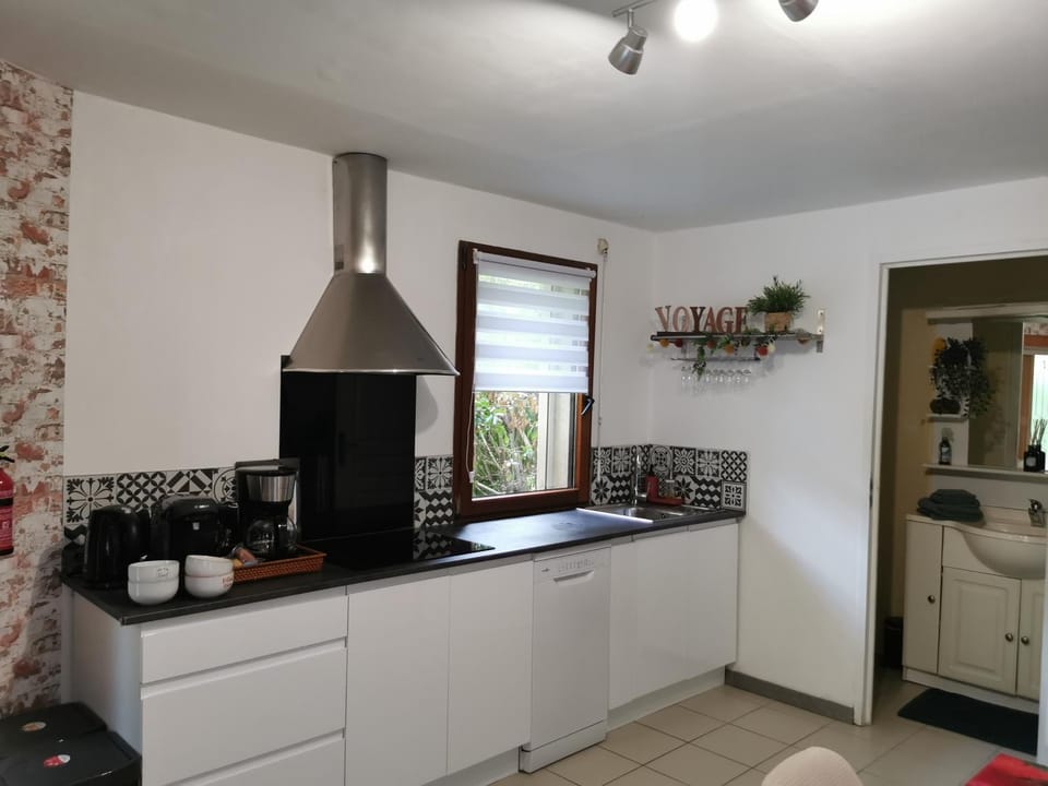 Coffee/tea facilities, Kitchen or kitchenette, dishwasher, stove