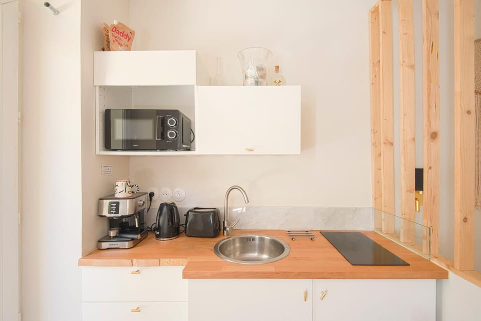Coffee/tea facilities, Kitchen or kitchenette, stove, toaster