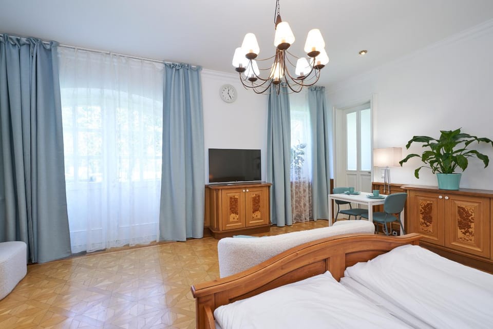 TV and multimedia, Photo of the whole room, Bedroom