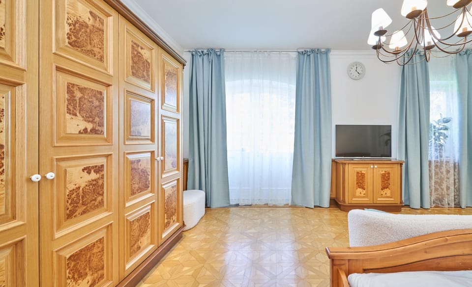 TV and multimedia, Photo of the whole room, wardrobe