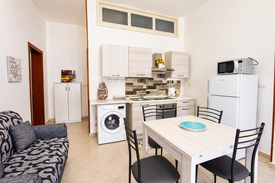 Kitchen or kitchenette, Dining area, oven, stove