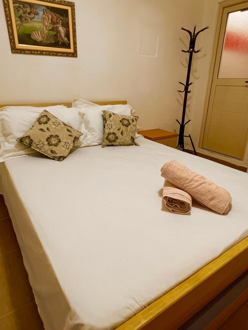 Bed, Bedroom, towels
