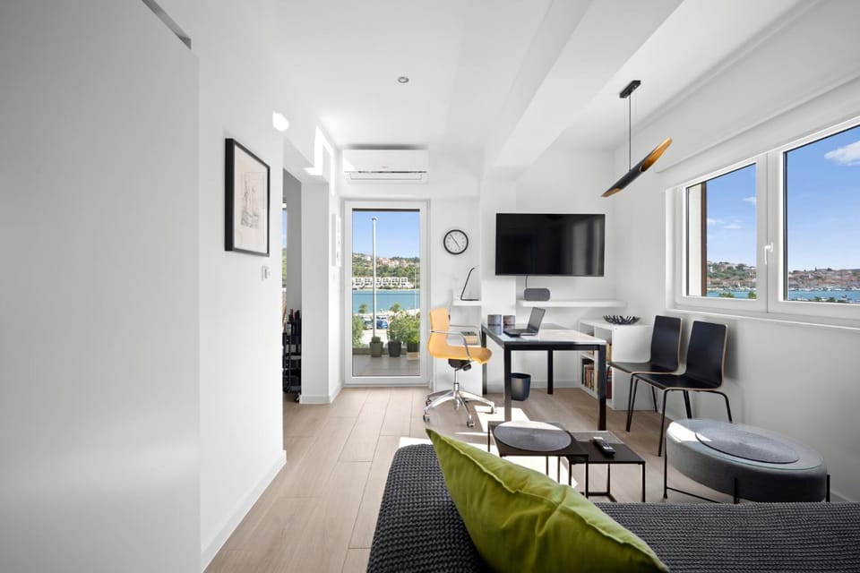 TV and multimedia, Living room, Seating area, Dining area, hair dresser