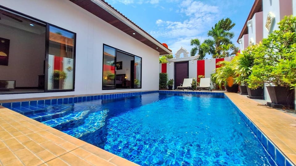 Property building, Pool view, Swimming pool, Swimming pool, sunbed
