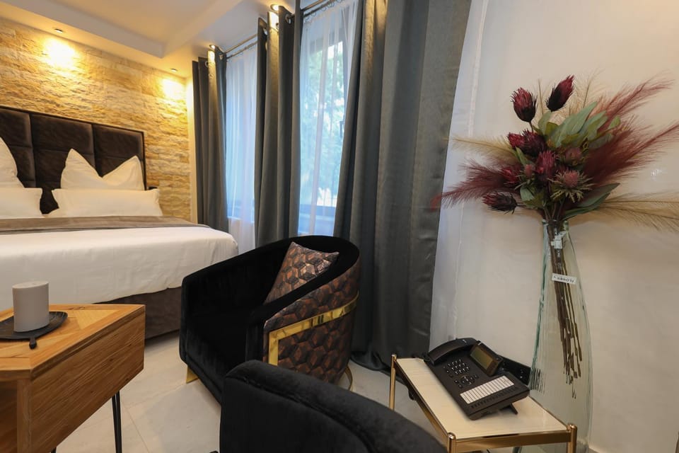Bed, Living room, Photo of the whole room, Seating area, Bedroom, hair dresser