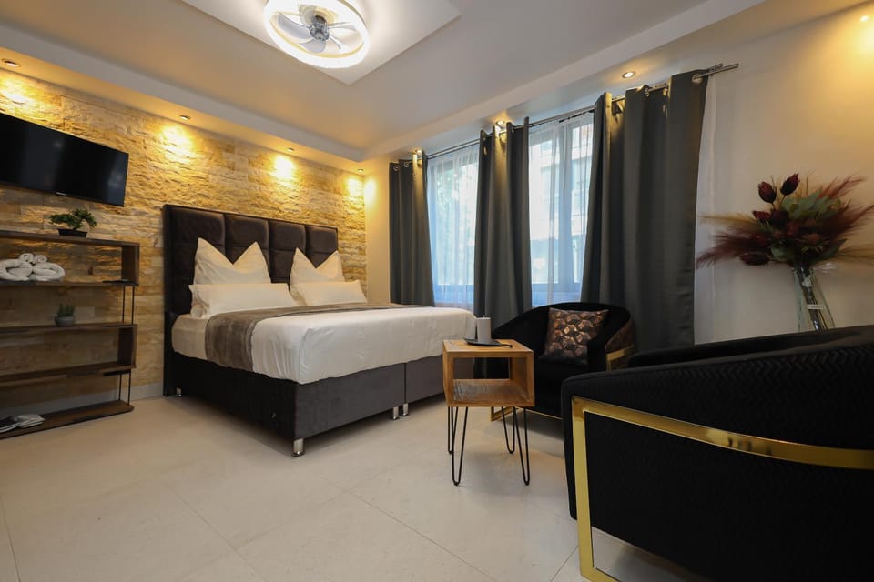 Bed, TV and multimedia, Photo of the whole room, Bedroom