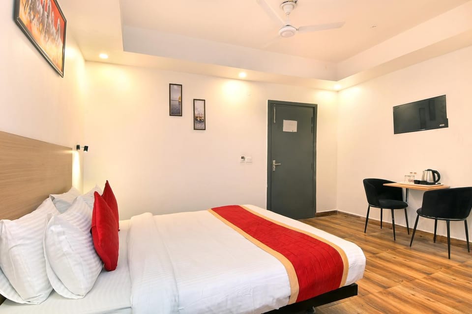 Bed, TV and multimedia, Living room, Photo of the whole room, Seating area, Bedroom, hair dresser