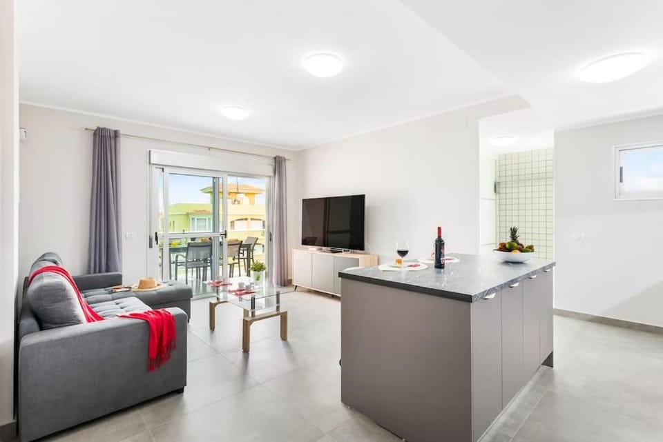 TV and multimedia, Living room, Food and drinks, Seating area