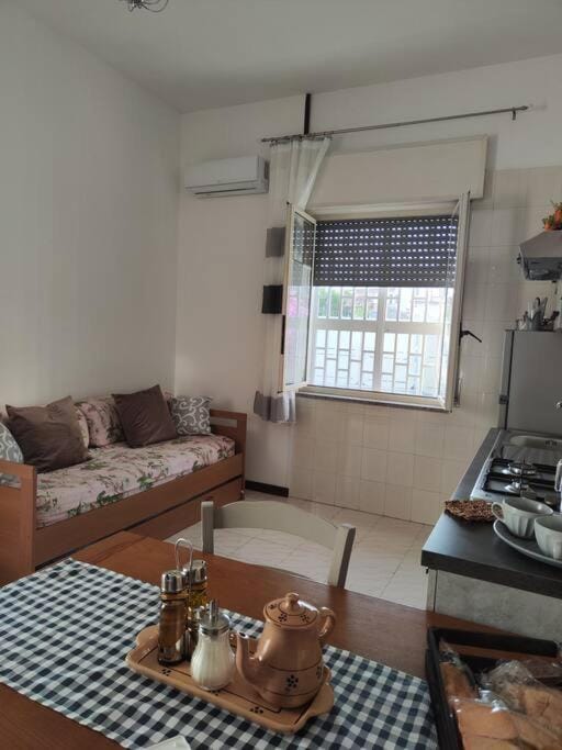 Bed, Kitchen or kitchenette, Living room, Food and drinks, Photo of the whole room, Dining area, Bedroom