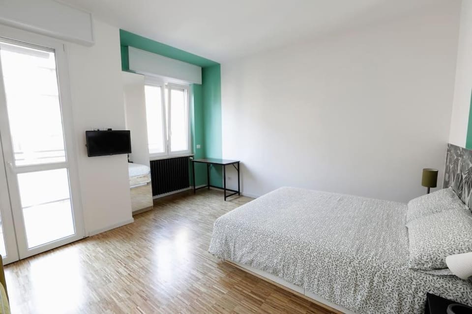 Bed, TV and multimedia, Bedroom