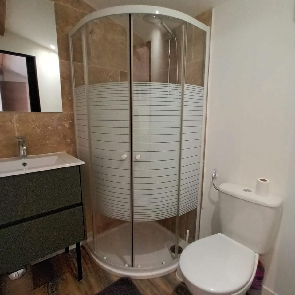 Studio LA MOUTONNE tt équipé 20 m2 10mn plages- hyeres - TRES CALME- Apartment in French Riviera