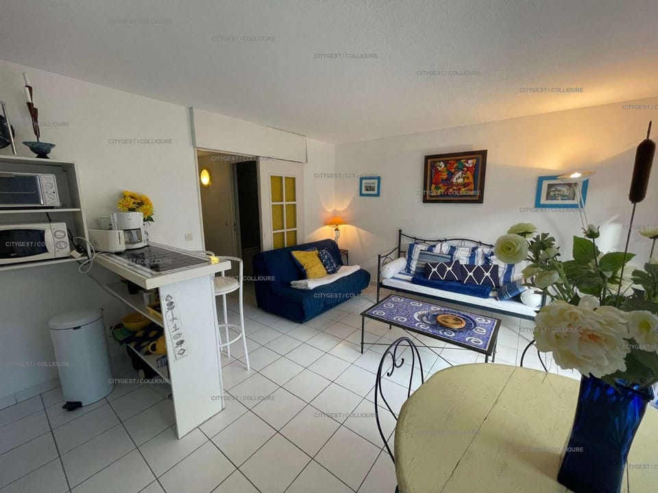 Kitchen or kitchenette, Living room, Dining area, oven