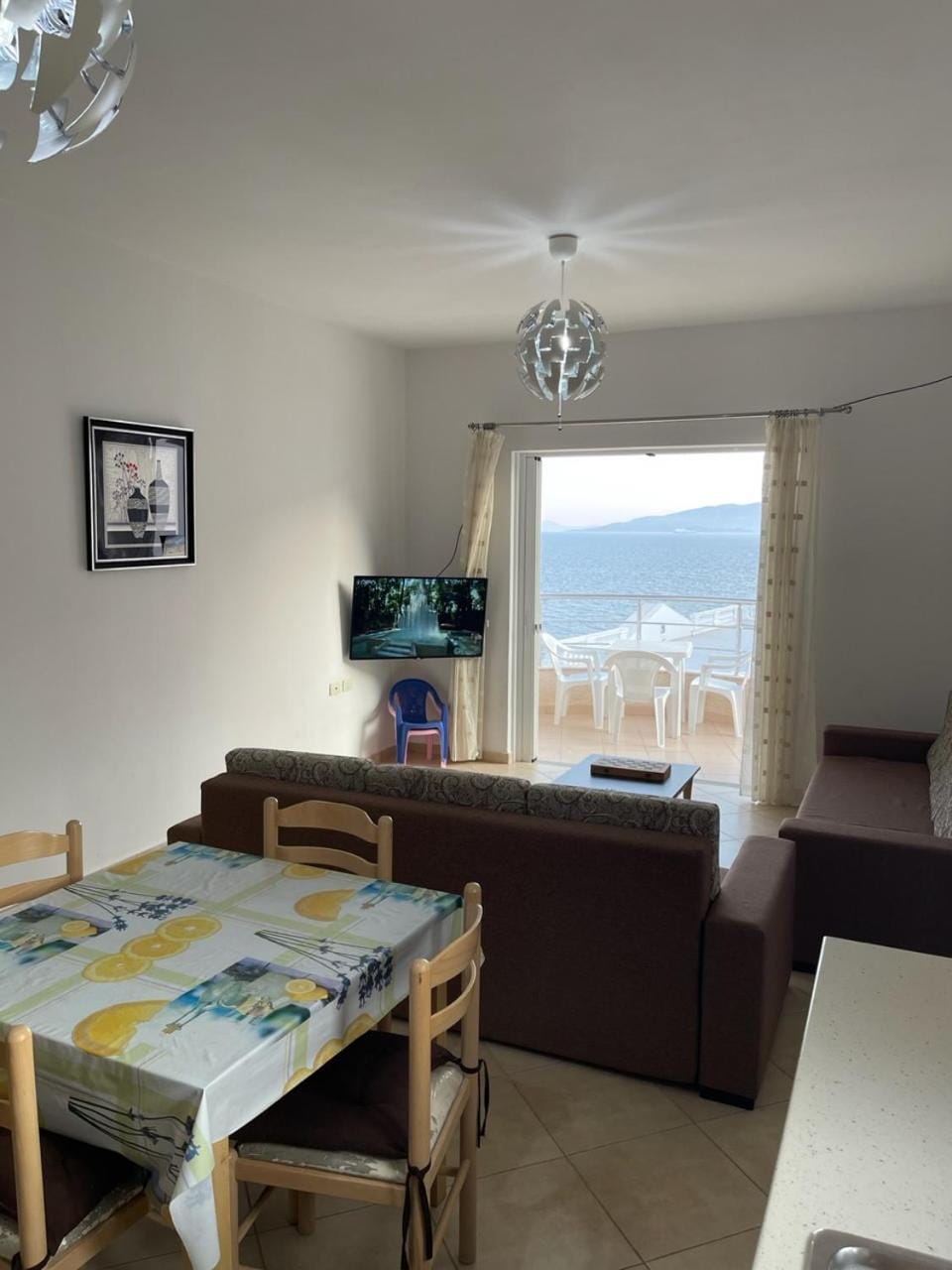 TV and multimedia, Living room, Seating area, Dining area