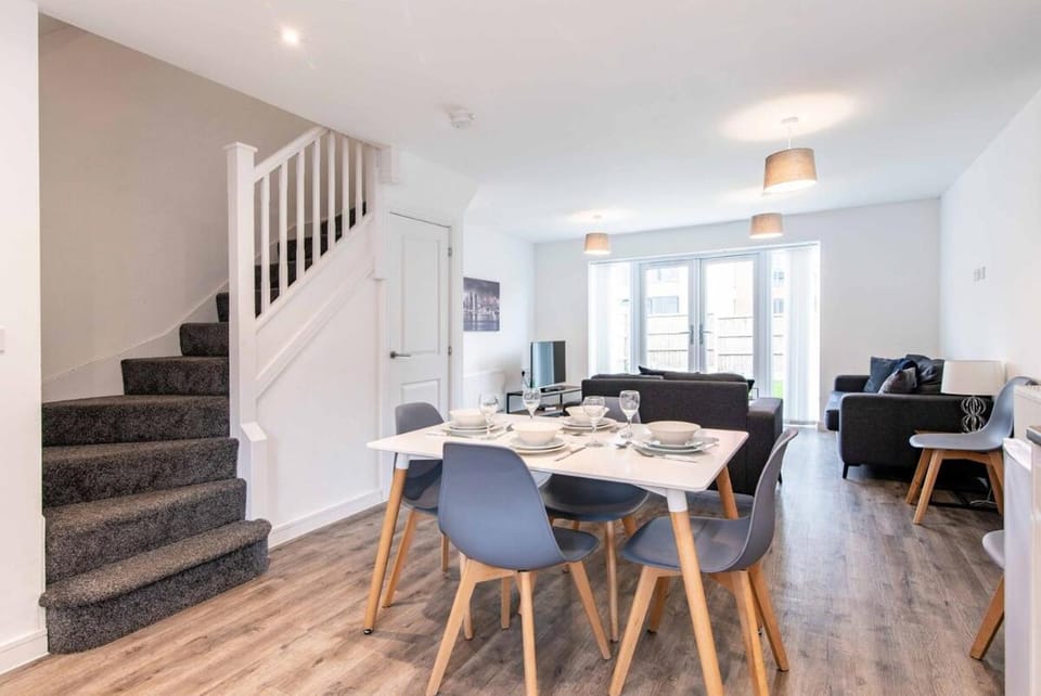 Saxelbye House - Cosy 3 Bed Home near City Centre Bed and Breakfast in Derby