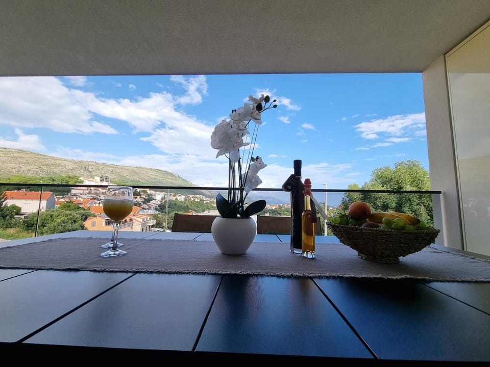 Day, View (from property/room), Balcony/Terrace, Food and drinks, Mountain view, Drinks