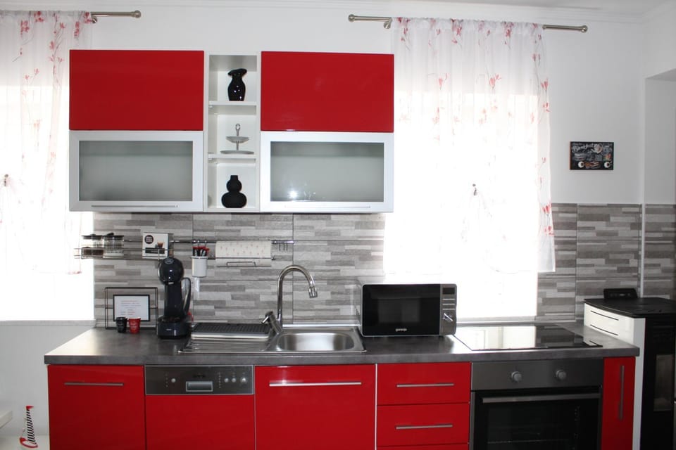 Coffee/tea facilities, Kitchen or kitchenette, dishwasher, microwave, oven, stove, kitchen