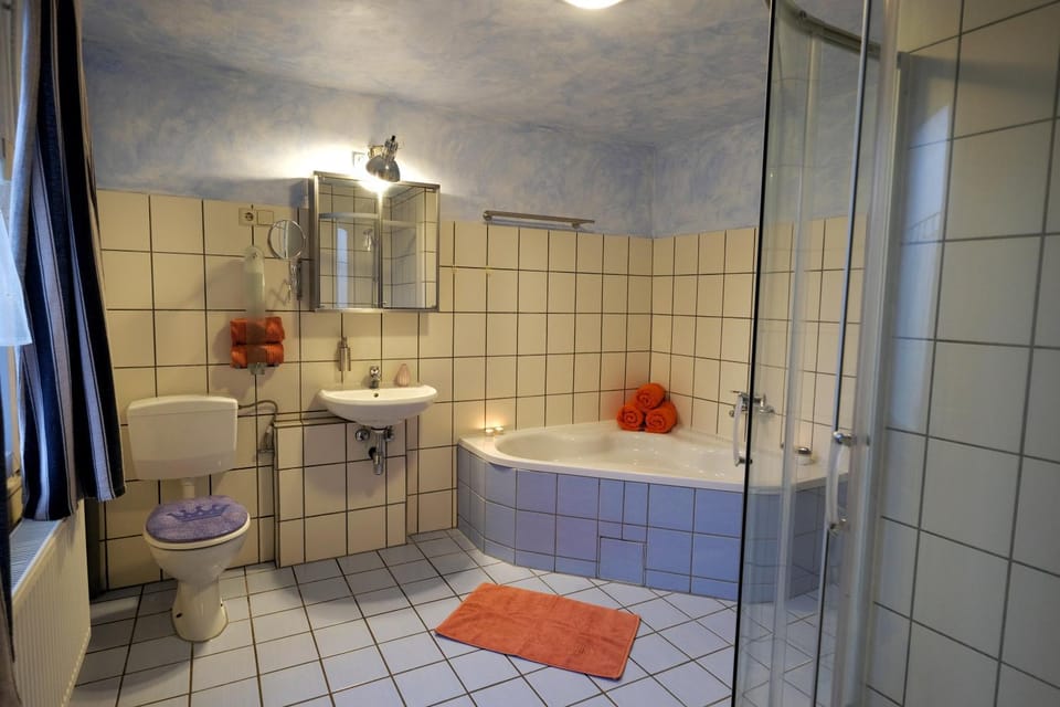 Shower, Toilet, Bathroom, Bath, towels