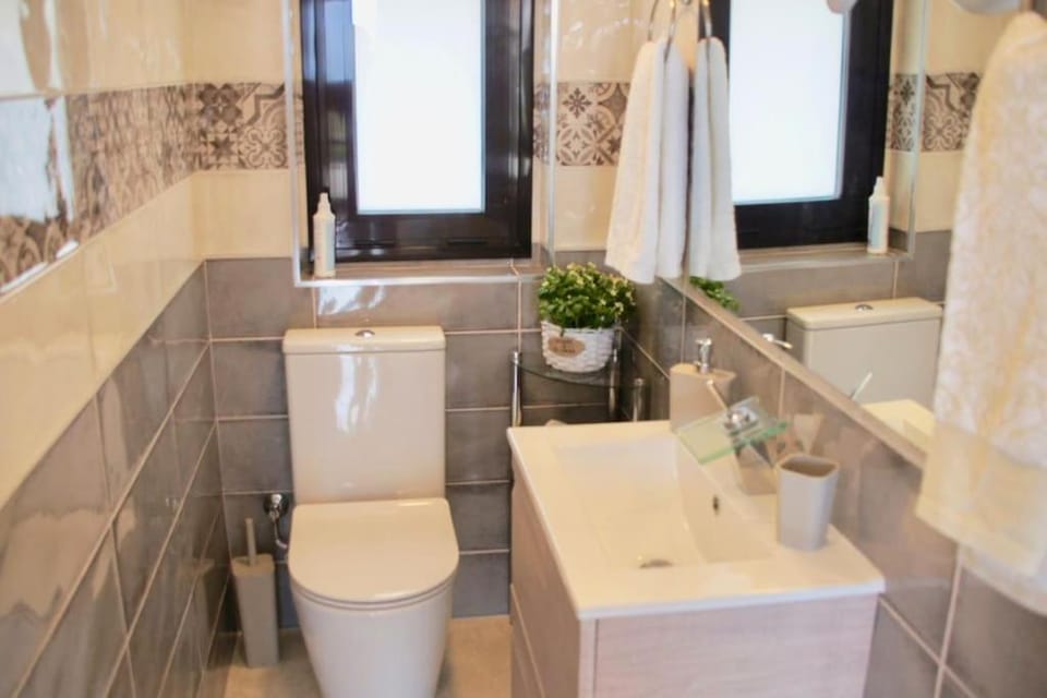 Toilet, towels