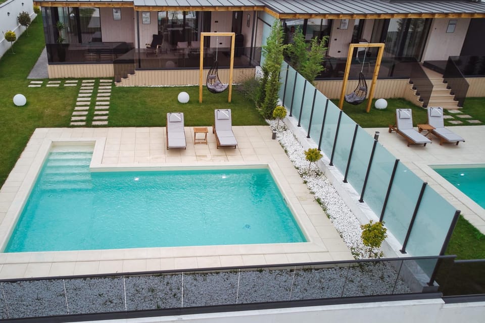 Property building, Patio, Day, Pool view, Swimming pool, sunbed