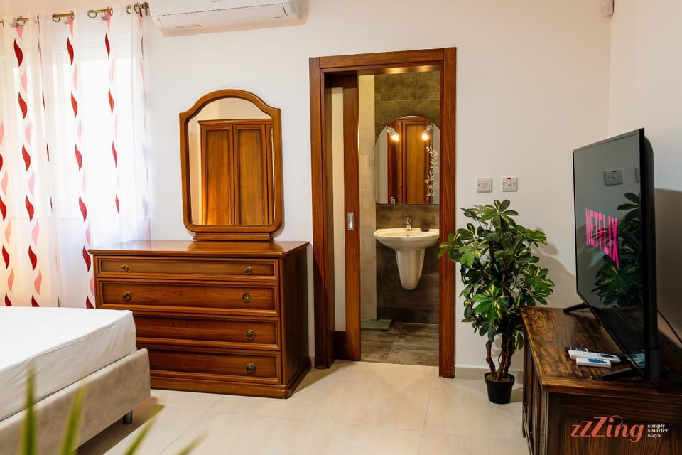 Bed, Bathroom, TV and multimedia, Bedroom, hair dresser, air conditioner