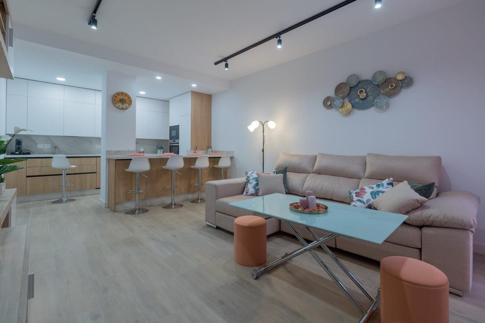 Kitchen or kitchenette, Living room, Seating area, Dining area, minibar