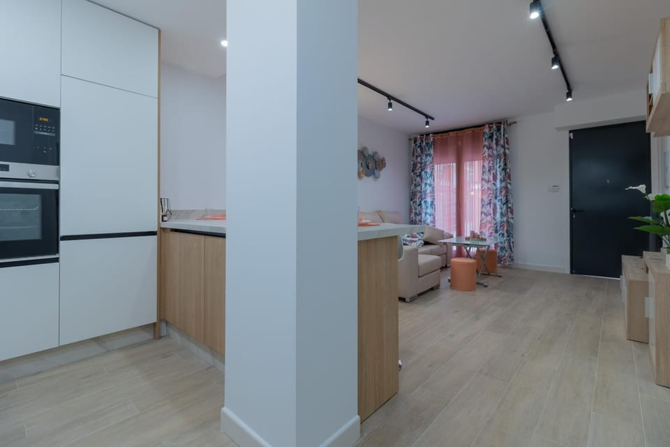 Kitchen or kitchenette, Living room, minibar, oven, pet friendly, stove