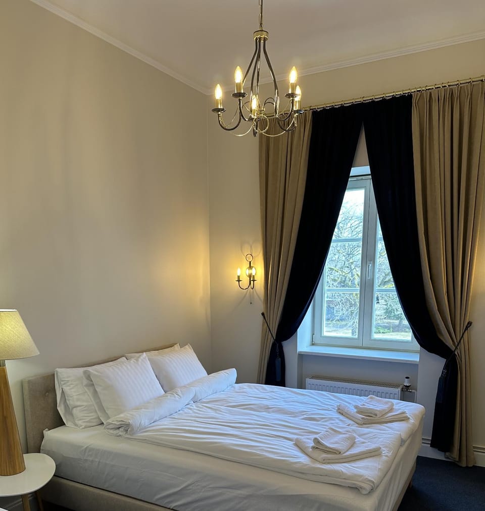 Bed, Photo of the whole room, towels