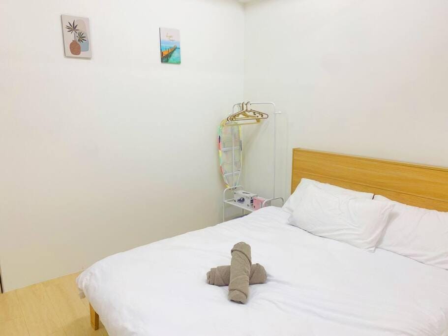 Bed, Bedroom, towels
