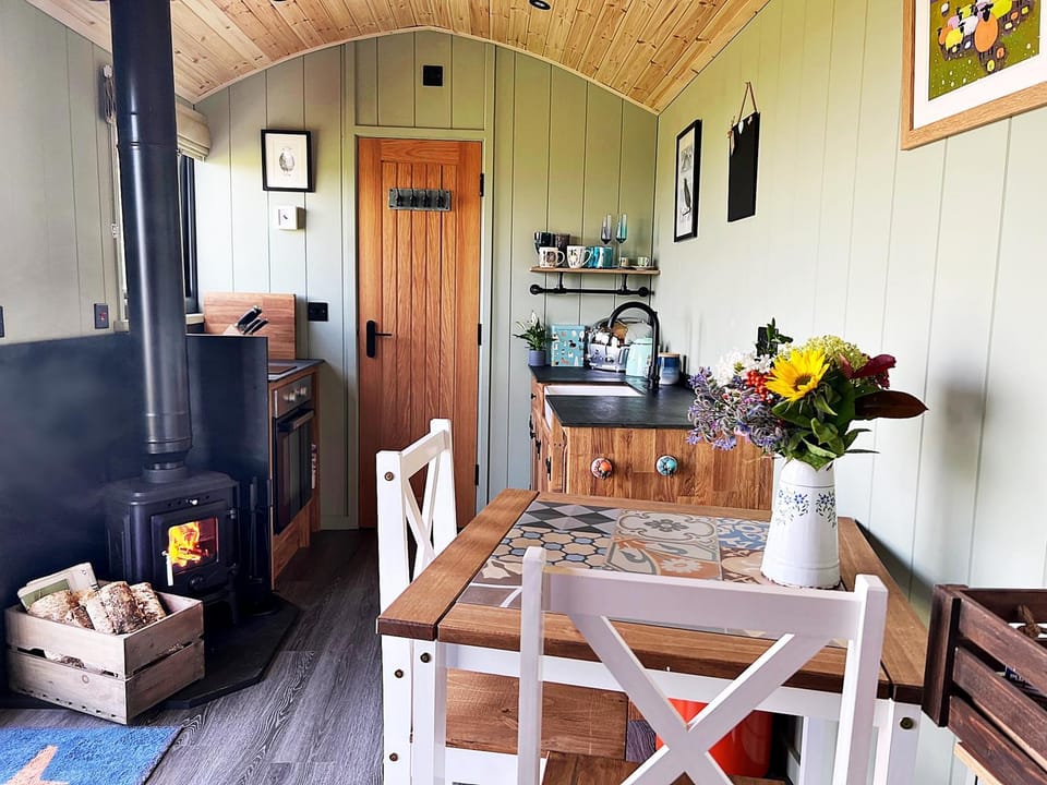 Luxury Shepherd Hut in the Peak District Chalet in Monyash