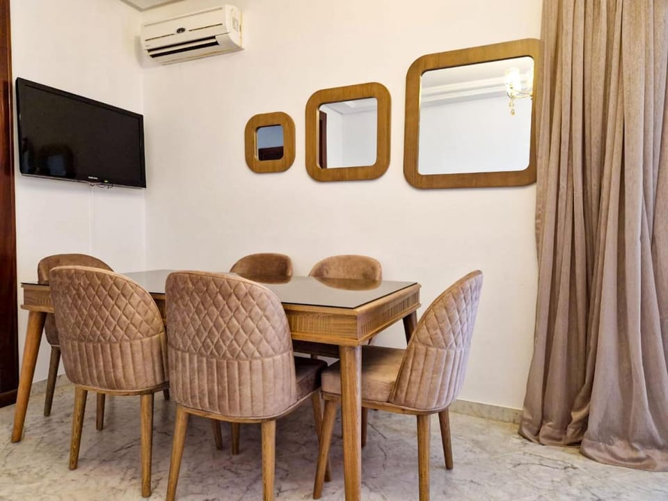 Restaurant/places to eat, Living room