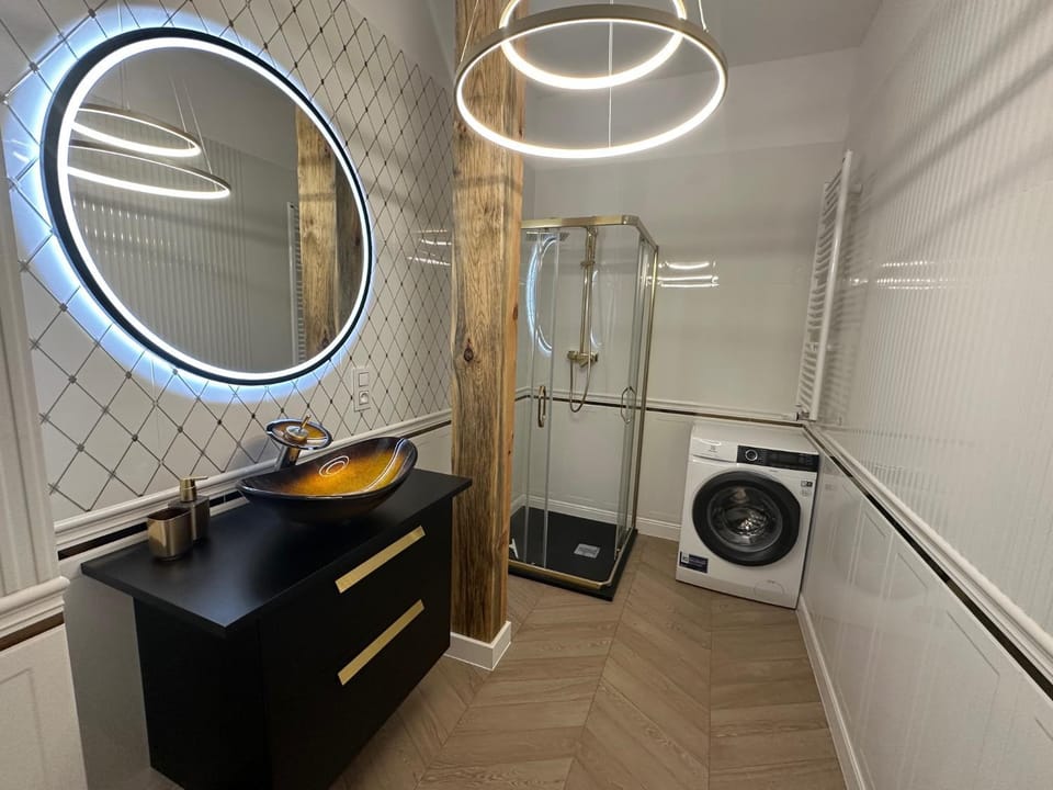 Shower, Bathroom, washing machine, dryer