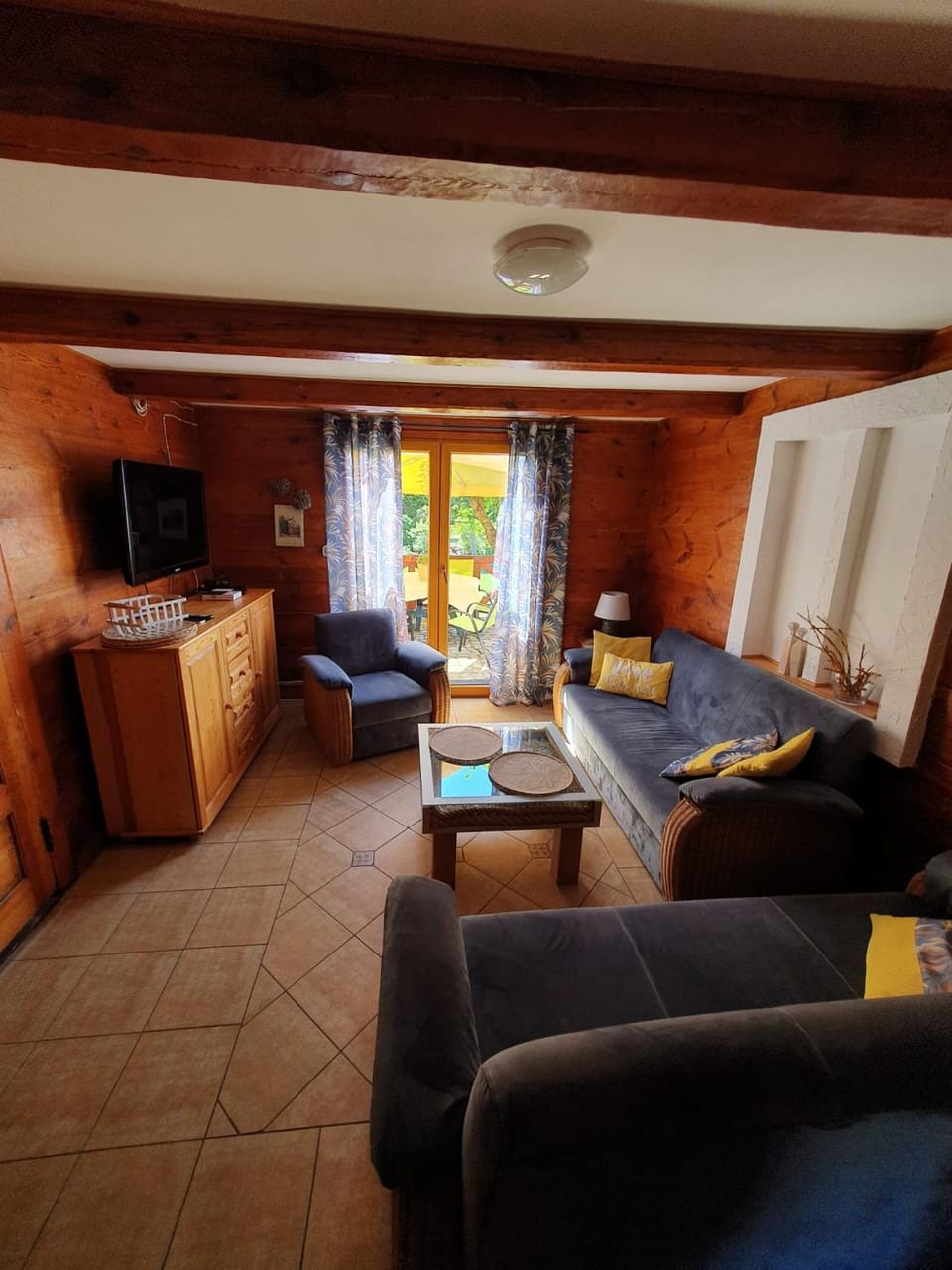 TV and multimedia, Living room, Seating area, Evening entertainment