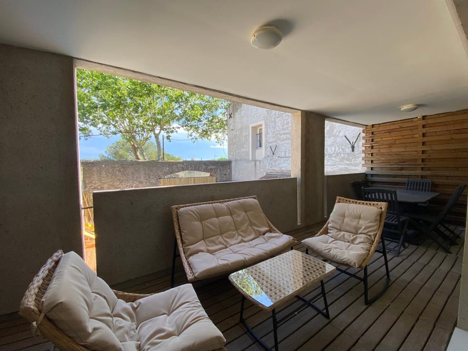 Patio, Dining area
