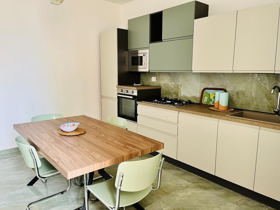 Kitchen or kitchenette, Dining area