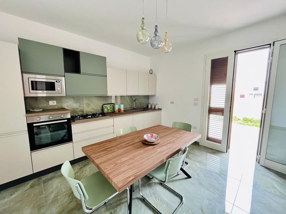 Kitchen or kitchenette, Dining area, dishwasher, minibar, pet friendly, stove