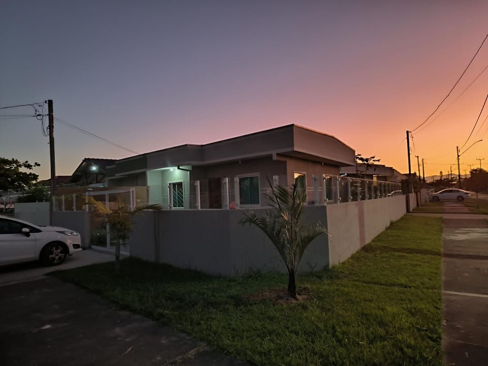 Casa alguns passos do mar com piscina e hidro House in Guaratuba