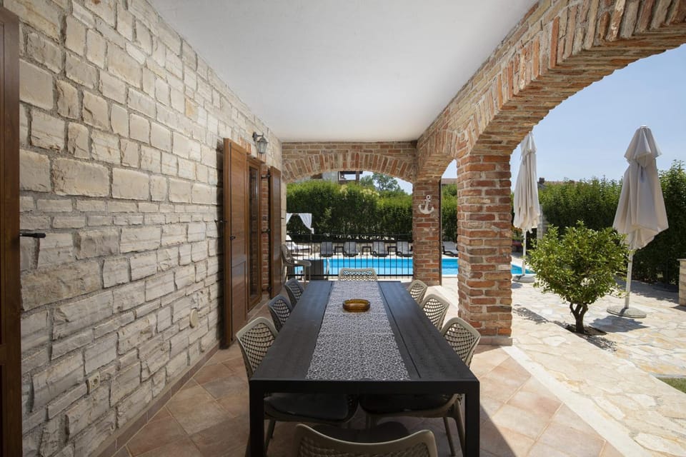 Patio, Day, Dining area, Pool view, Swimming pool, sunbed