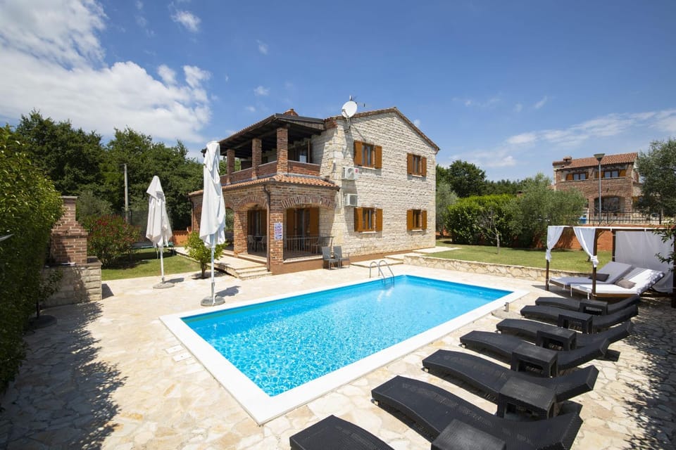 Property building, Patio, Day, Pool view, Swimming pool, sunbed