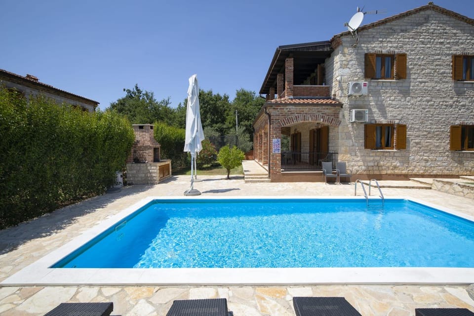 Property building, Patio, Day, Pool view, Swimming pool, sunbed