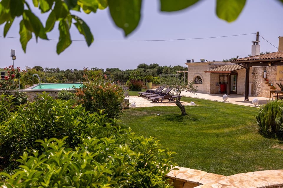 Property building, Spring, Day, Natural landscape, Garden, Garden view, Pool view, Swimming pool, sunbed