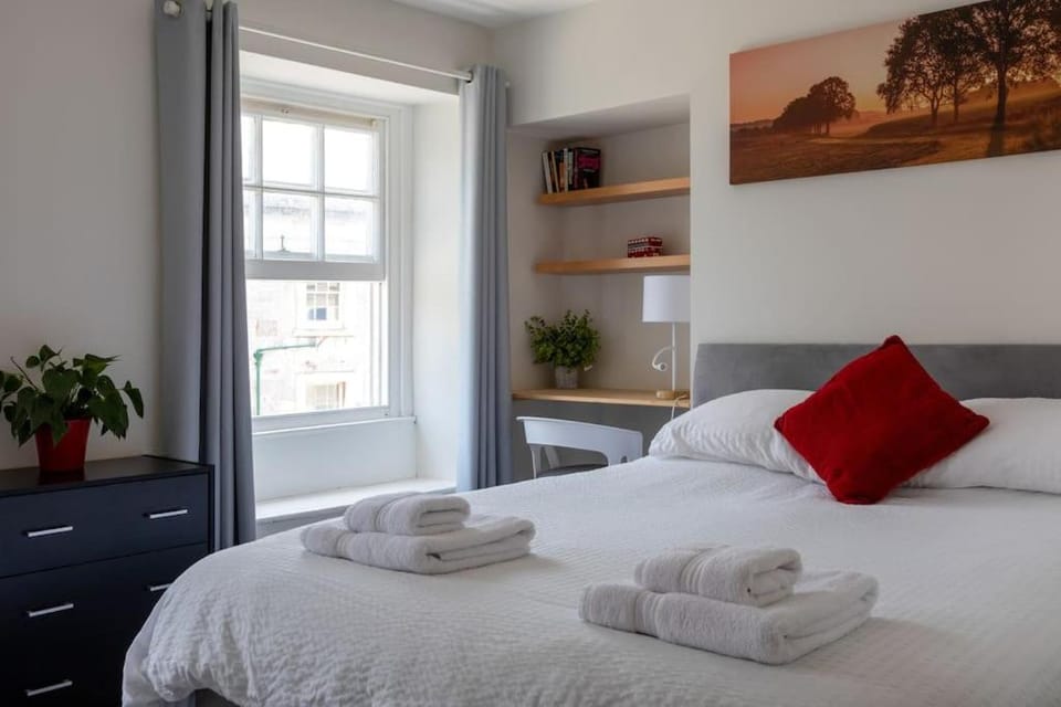 Bed, Bedroom, towels