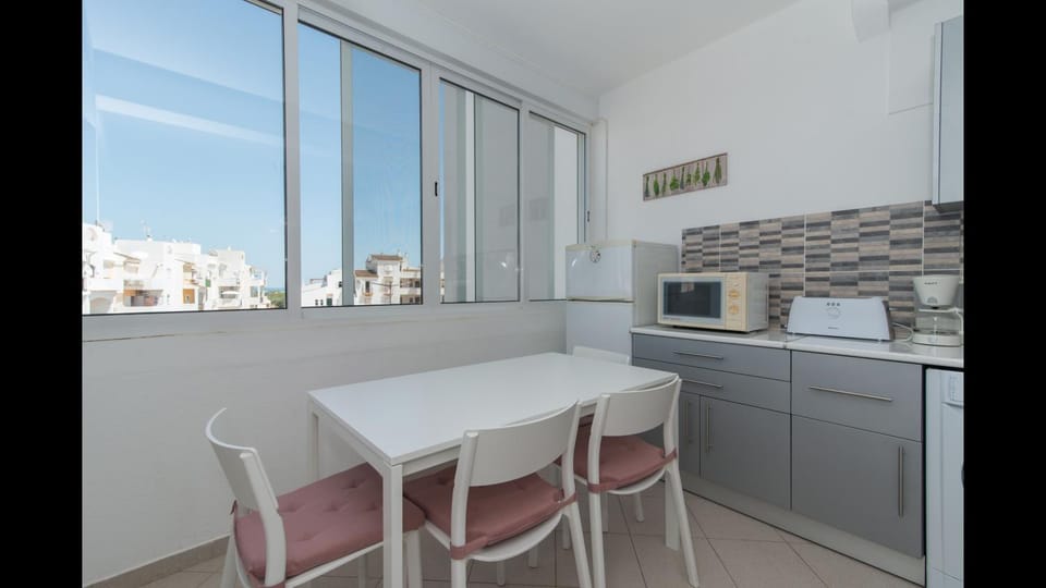 Restaurant/places to eat, Seating area, microwave, kitchen
