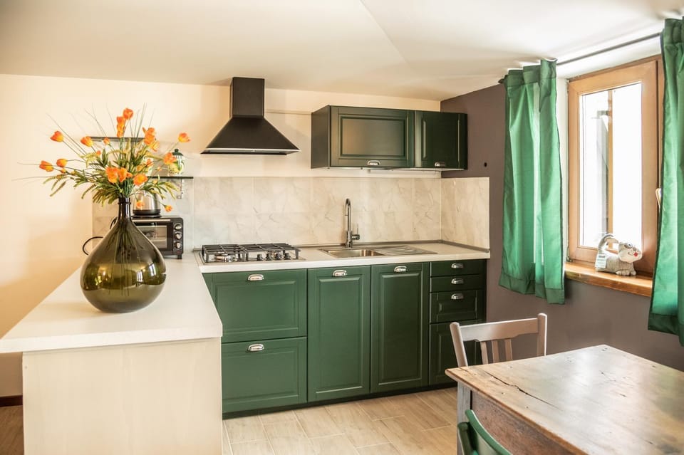 Kitchen or kitchenette, Dining area, pet friendly