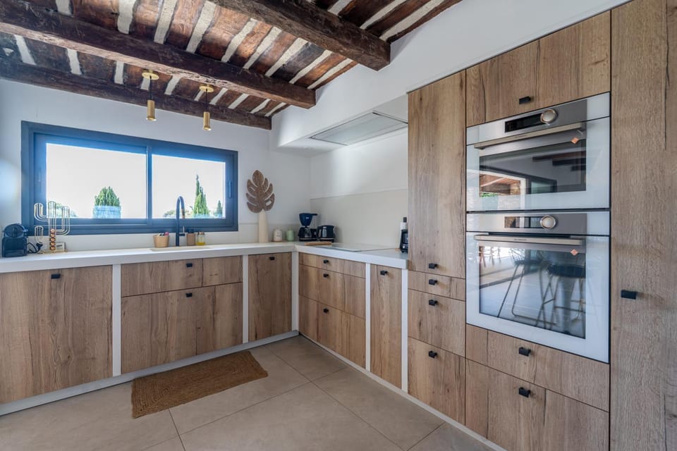 Kitchen or kitchenette, dishwasher, stove