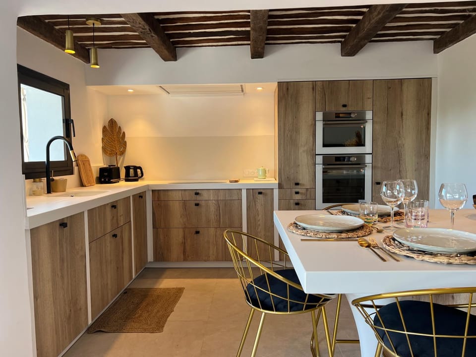 Kitchen or kitchenette, Dining area, minibar, pet friendly, stove