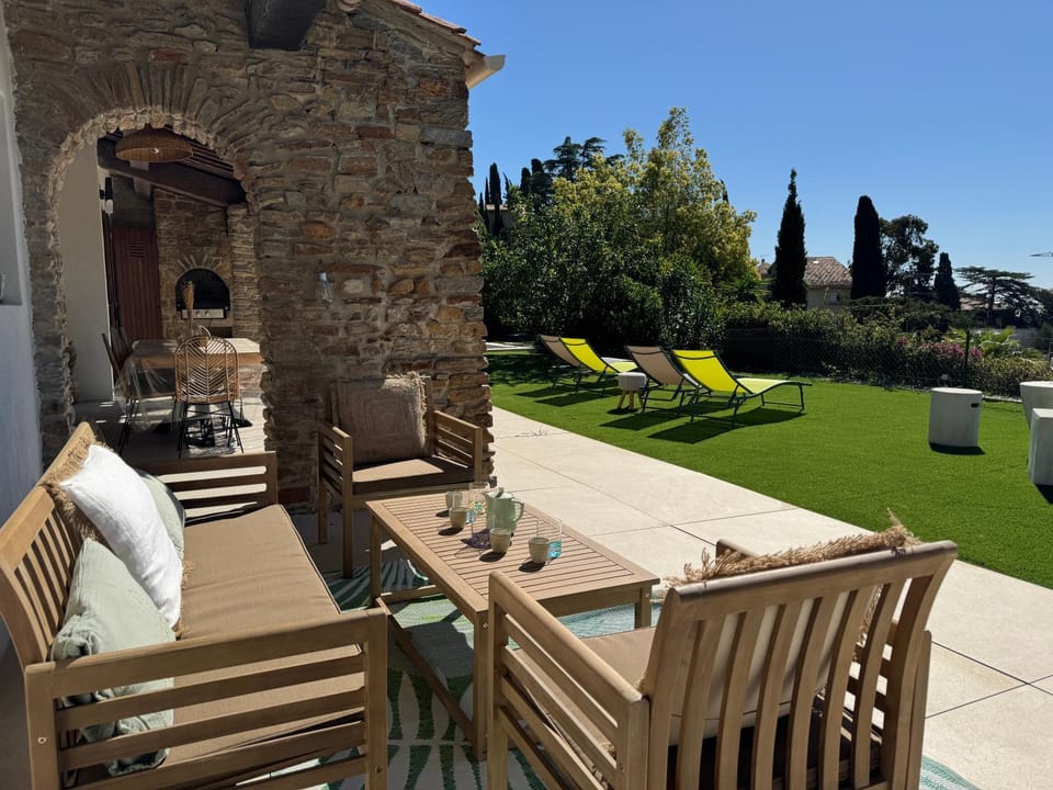 Patio, Spring, Day, Garden, Seating area, Dining area, Garden view